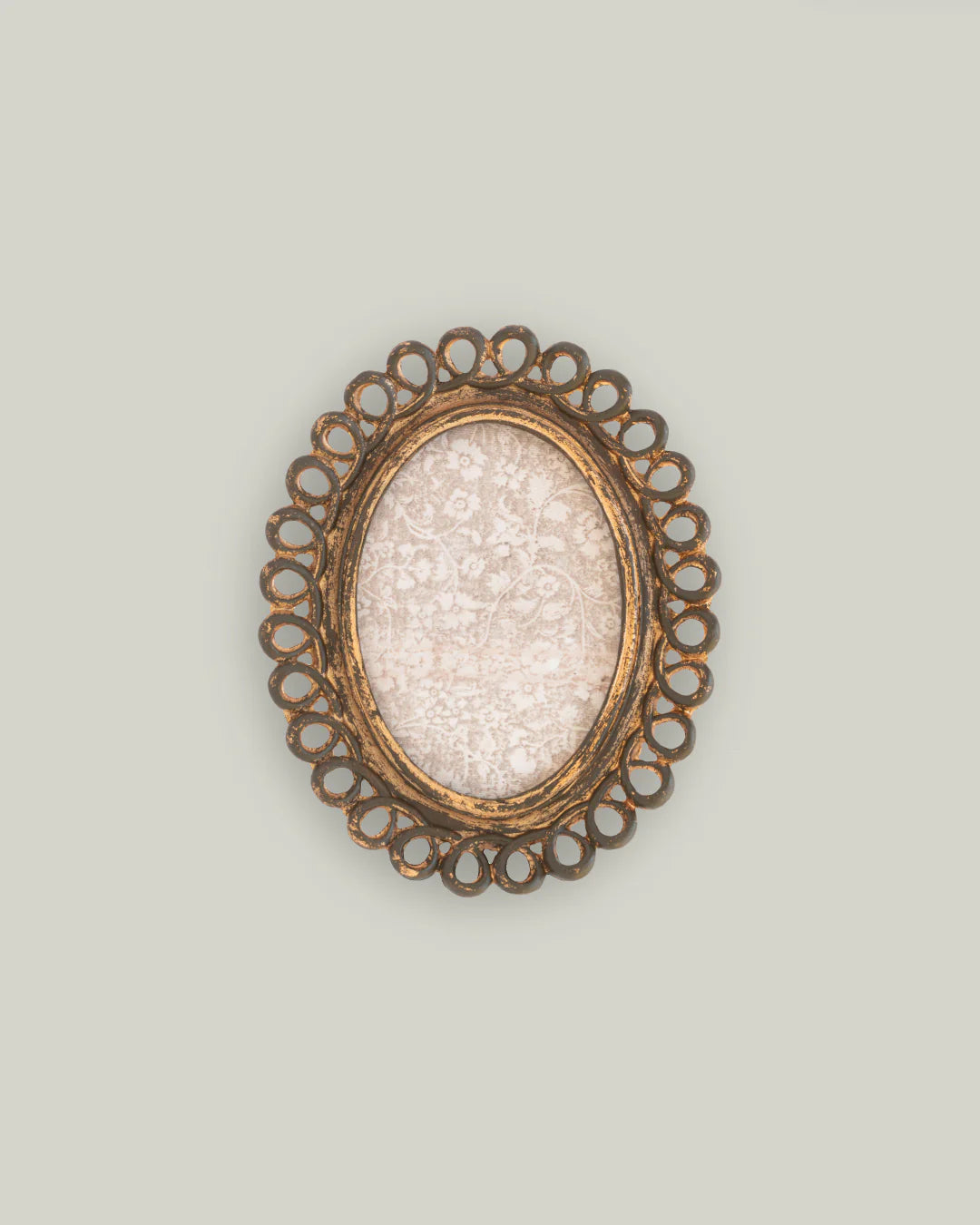 Scalloped Oval Photo Frame